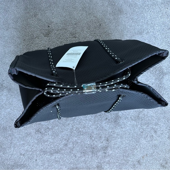 Fabletics foldable, expandable tote with zipper and side straps. Black - Picture 3 of 4